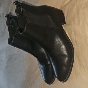 SHE & IN Classic Black Ankle Booties